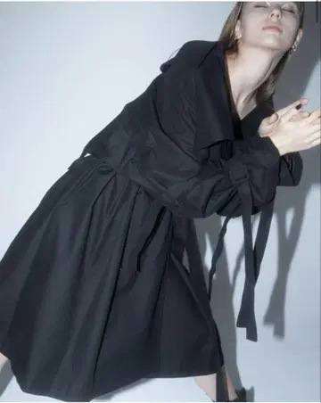 MELT THE LADY 헤비 트렌치코트 블랙