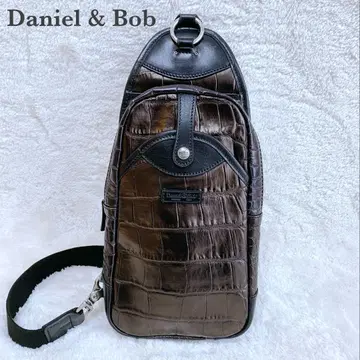거의 미사용 Daniel&Bob 투모로우랜드 별주 악어 엠보싱 바디백