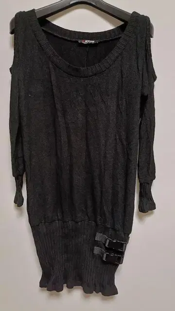 MORGAN DE TOI 블랙 어깨 트임 원피스