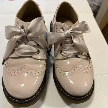 핑크 광택 마감 브로그 신발