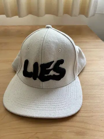 HARMAN 자수 캡 LIES