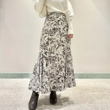 자카드 프린트 스커트 스나이델