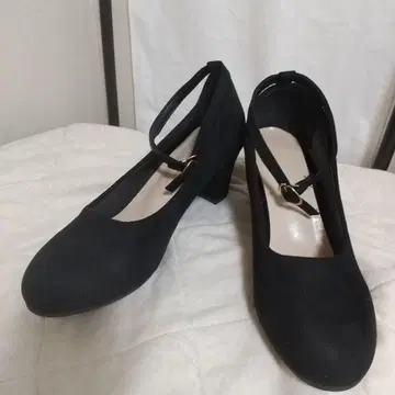 미사용 새상품 블랙 스트랩 펌프스 벨벳 사이즈 38 a0397