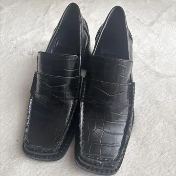 크로커다일풍 블랙 로퍼 중간 힐