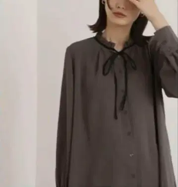 리본 포함 프릴 옷깃