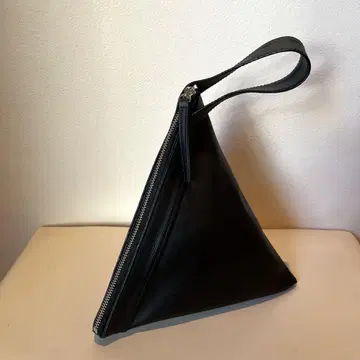 플러그먼트 삼각형 핸드백 블랙