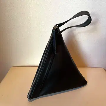 플러그먼트 삼각형 핸드백 블랙