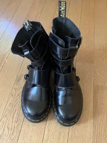 블랙 스트랩 통굽 부츠