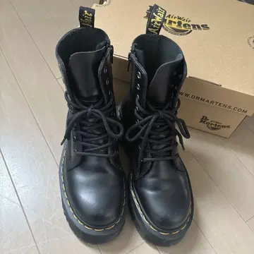 닥터마틴 8홀 부츠