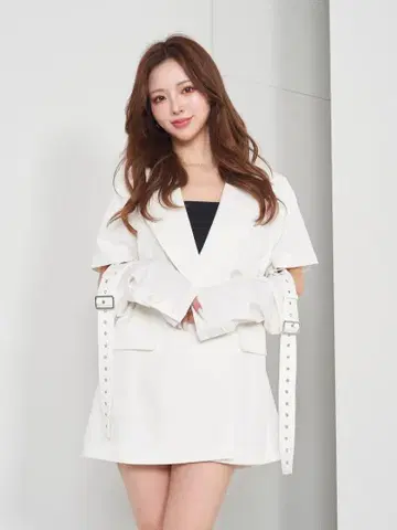 Darich 컷 아웃 디자인 드로스트 자켓 white