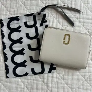 마크제이콥스 MARC JACOBS 이단 접이식 지갑