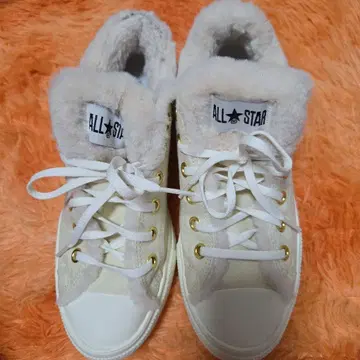ALL STAR 퍼 달린 스니커즈 크림색