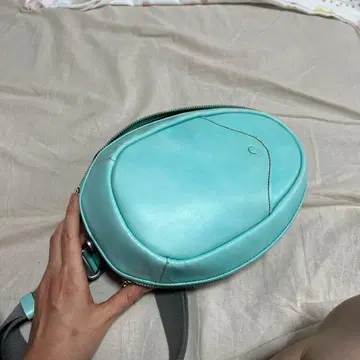 스카이블루 타원형 바디백 HERGOPOCH
