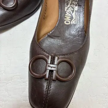 Ferragamo 브라운 플랫 펌프스 사이즈 7