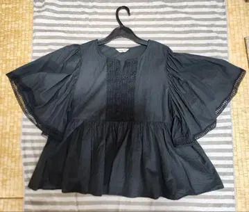 [ 가격 인하! ] Samansa Mos2 블랙 플레어 슬리브 상의