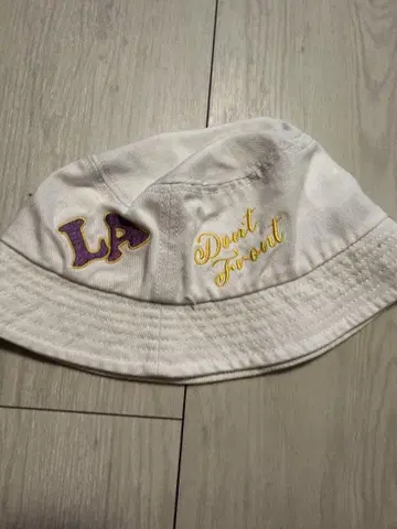 XLARGE 화이트 버킷햇 LA 로고 자수