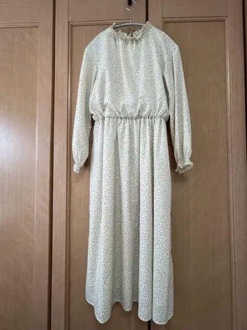 꽃무늬 롱 원피스 긴팔 크림색