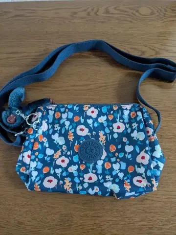Kipling 꽃무늬 숄더백 네이비
