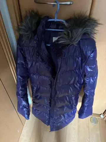 보라색 퍼 달린 다운 자켓