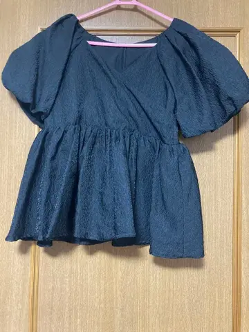 핏모어 자카드 상의 V넥 블랙