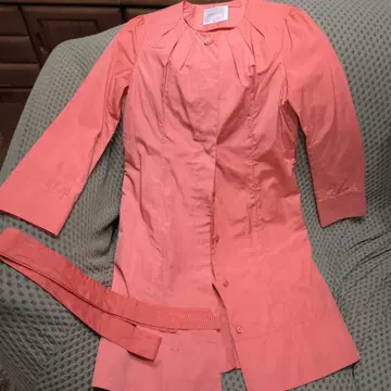 코랄 핑크 트렌치코트 도쿄 스타일