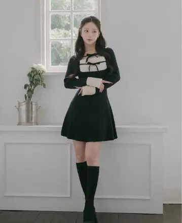 리본 퍼 플레어 니트 미니 원피스