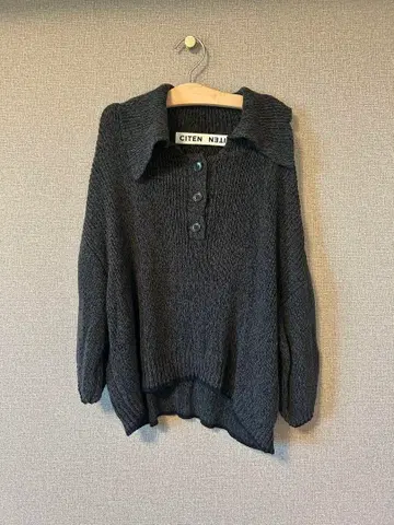 유나이티드 애로우즈 다크 그레이 버튼 폴로 넥 니트