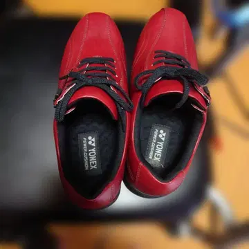 YONEX 레드 스니커즈