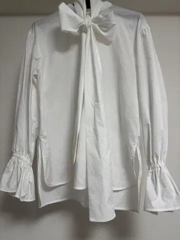 UNITED ARROWS 리본 포함 화이트 블라우스