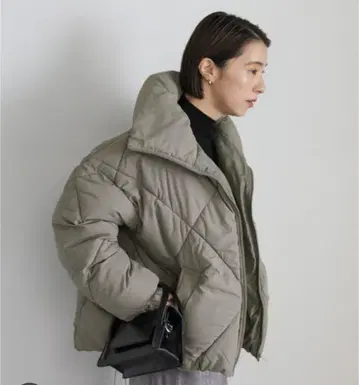 다이아 무늬 퀼팅 하이넥 다운 자켓