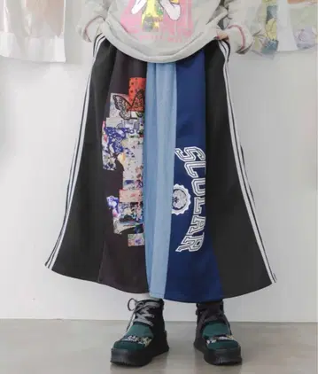 [ 스칼라 ] 로고 콜라주 패턴 데님 x 저리 절개 SK
