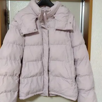 연한 핑크색 숏 기장 다운 자켓
