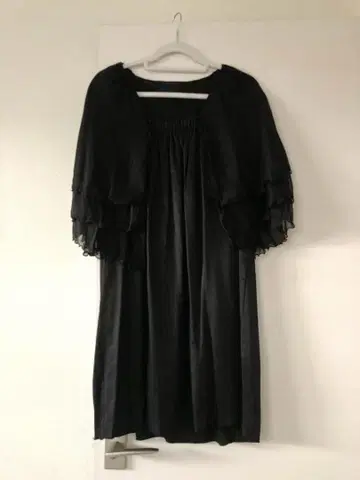 [ 레이빔즈 ] 오간자 소매 블랙 원피스