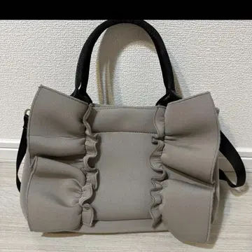 프릴 달린 그레이 핸드백