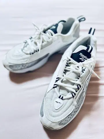 가격 인하 [ 상태 좋음 ] Reebok 스니커즈 26.5cm