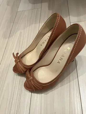 새상품급 DIANA 다이애나 리본 오픈토 펌프스 라메힐 23cm