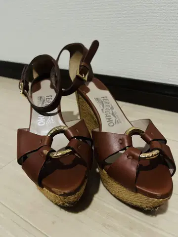 Ferragamo 브라운 가죽 샌들