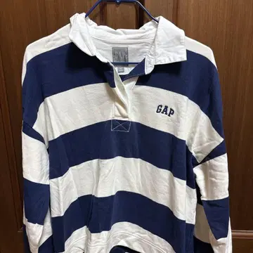GAP 네이비와 화이트 스트라이프 피케 셔츠