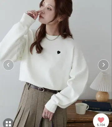 디스코트 하트 자수 맨투맨 화이트