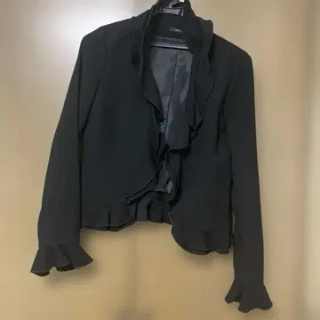 프릴이 달린 블랙 테일러드 자켓