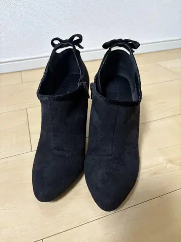 RANDA 블랙 스웨이드 숏부츠 리본 포함
