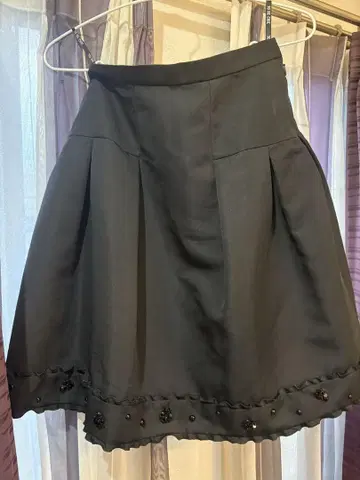 TO BE CHIC 블랙 플레어 스커트 사이즈 40 비즈 장식