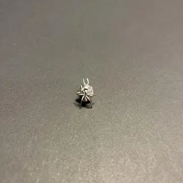 e.m. 개미 핀즈 브로치