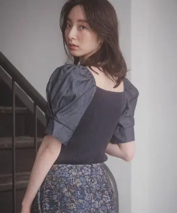 라비트 타무라 마코 아나운서 착용 Andemiu 데님 슬리브 니트