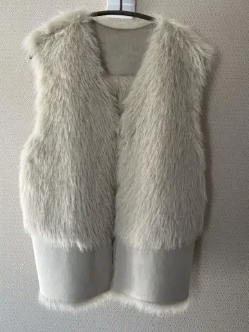 아이보리 퍼 베스트 슬리브리스