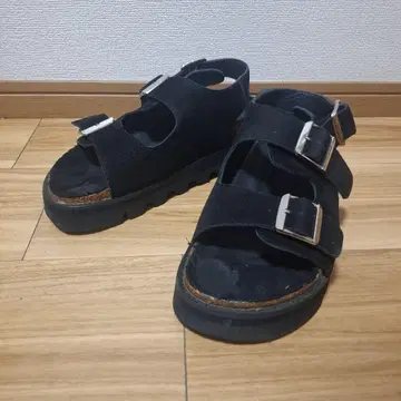 블랙 스트랩 샌들 코르크힐