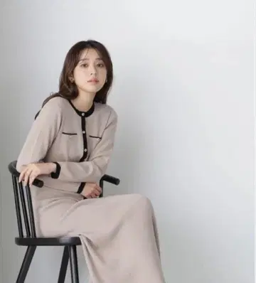 바이컬러 니트 앤 스커트 내추럴 뷰티