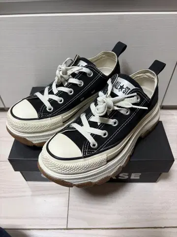 CONVERSE 통굽 스니커즈 블랙/화이트