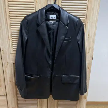 ZARA 블랙 가죽 블레이저 EUR S