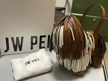 JW PEI 제이더블유페이 파피 쉐이프 핸드백 강아지